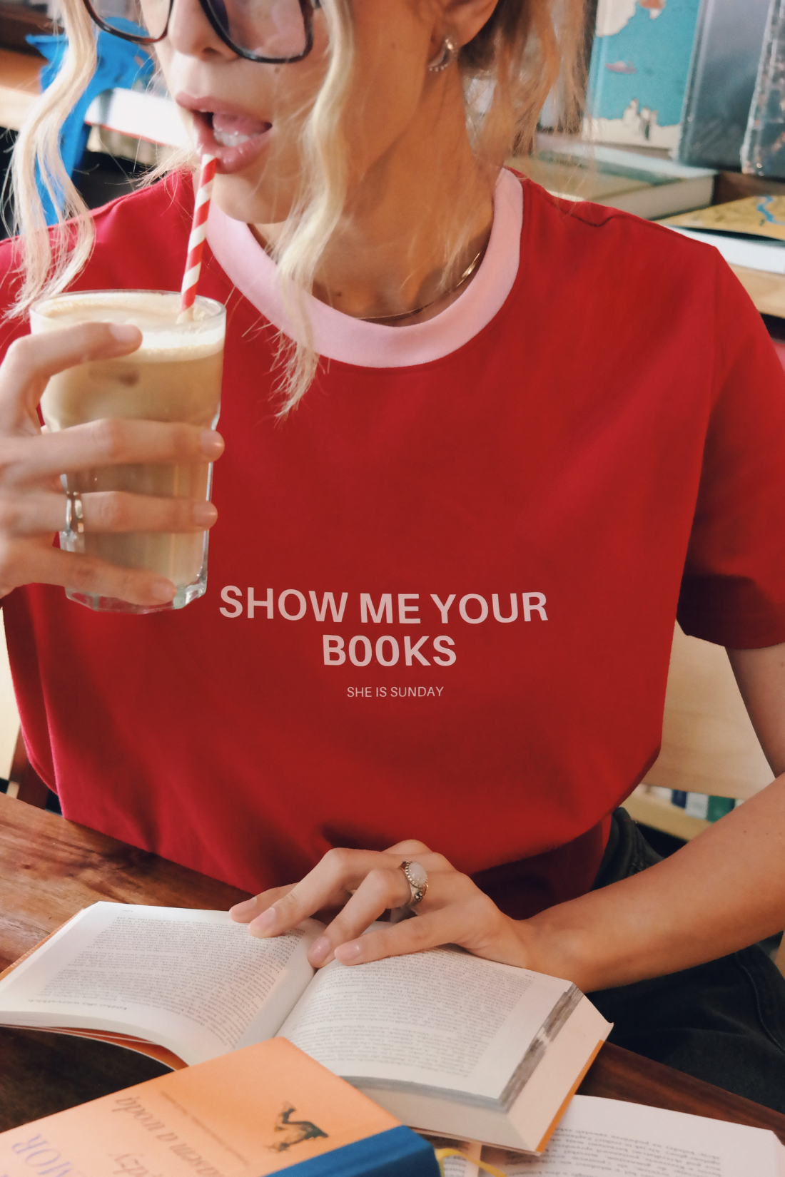 T-SHIRT SHOW ME YOUR BOOKS CZERWONY