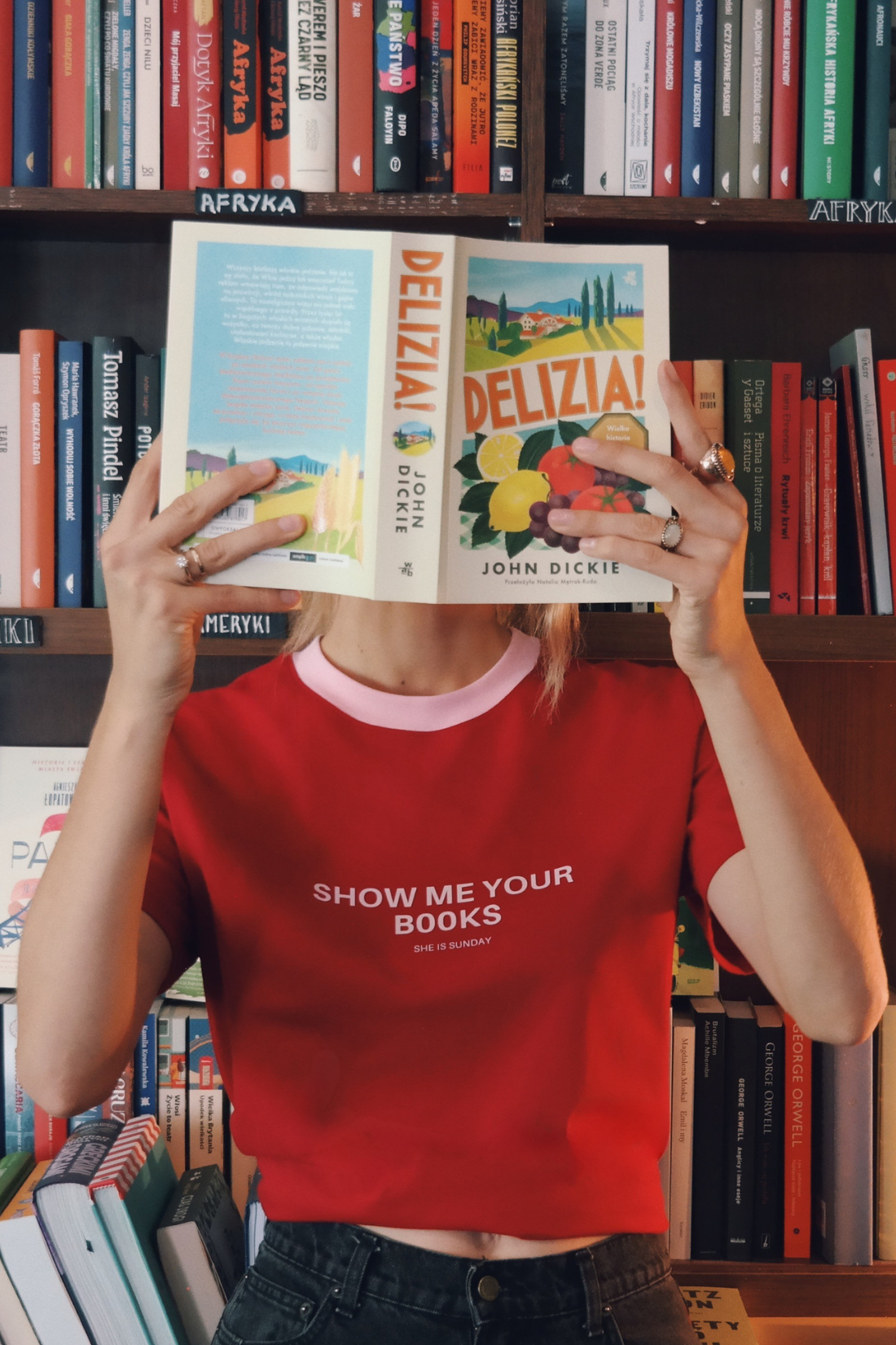 T-SHIRT SHOW ME YOUR BOOKS CZERWONY