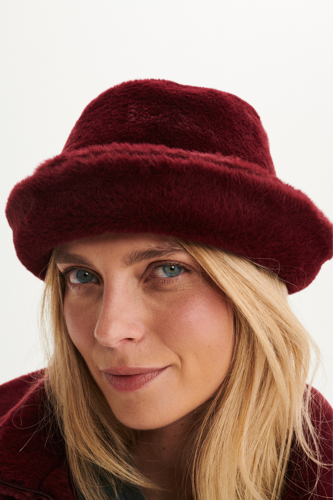FLUFFY BURGUNDY HAT